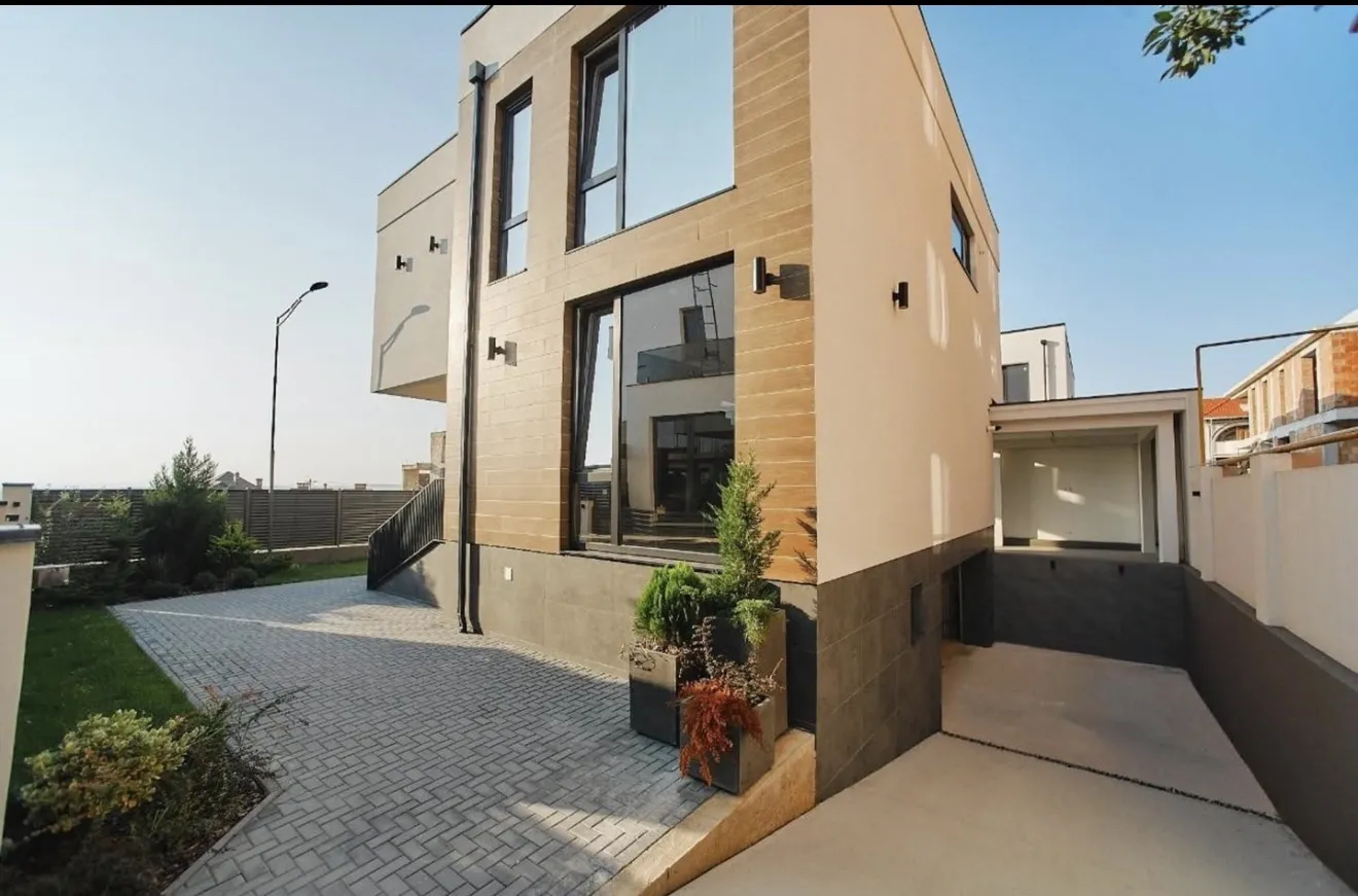 Str. Victoriei 7  18