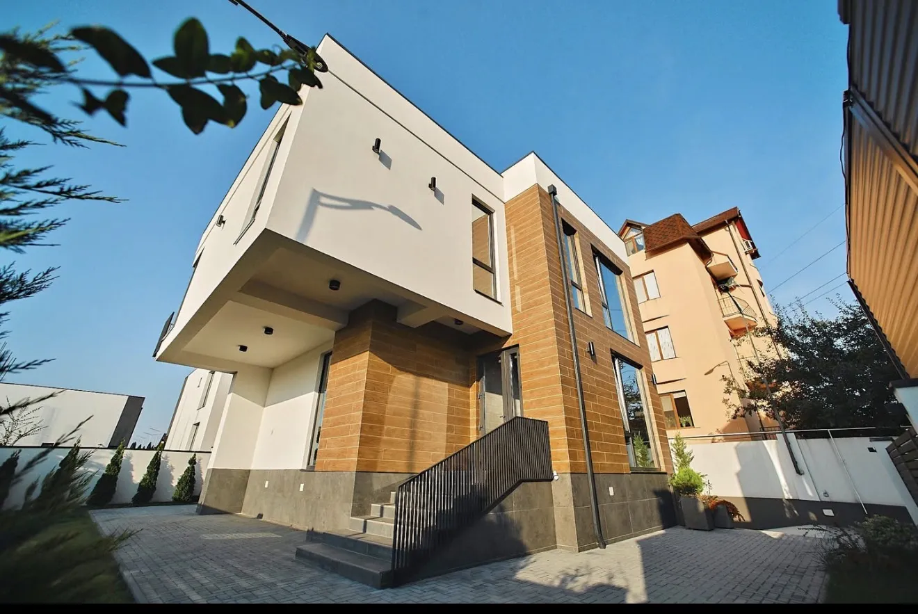 Str. Victoriei 7  17