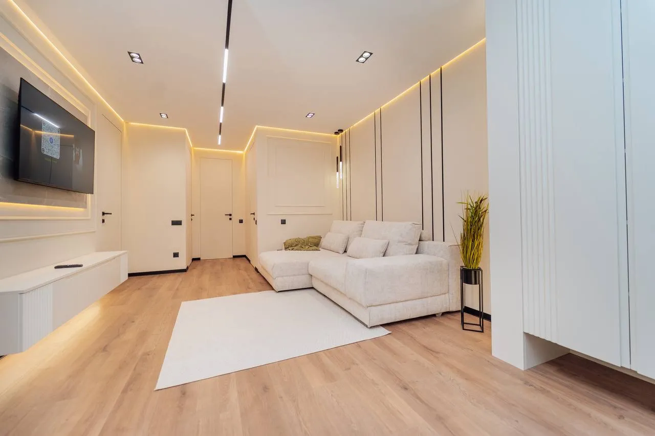 Str. Vasile Lupu 28 E  17