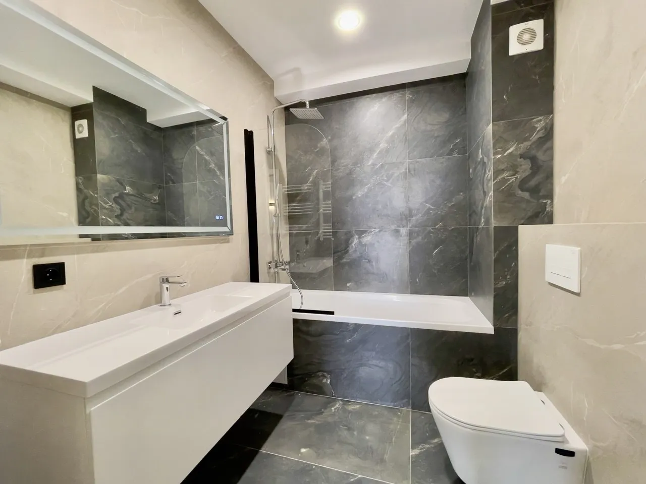 Ialoveni, Centru str. Alexandru cel Bun 10