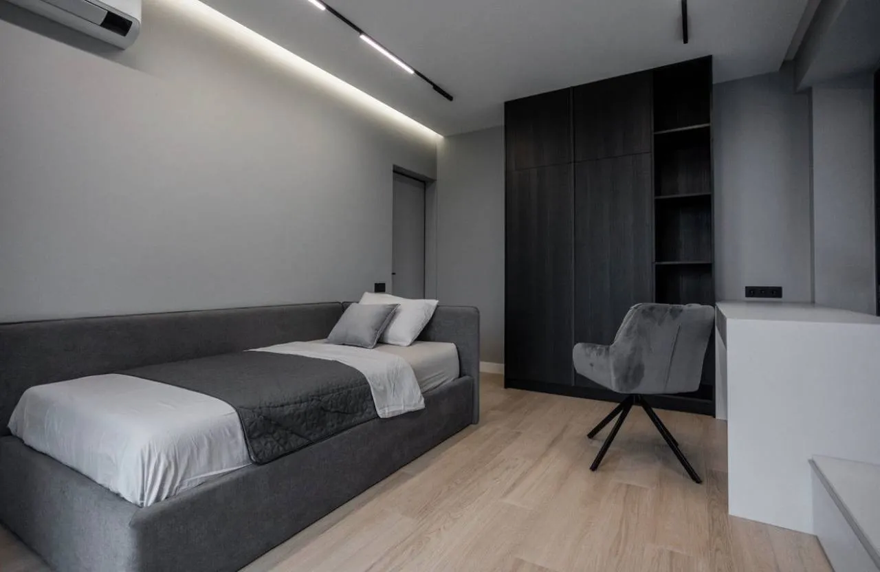 Str. Tricolorului 34  4