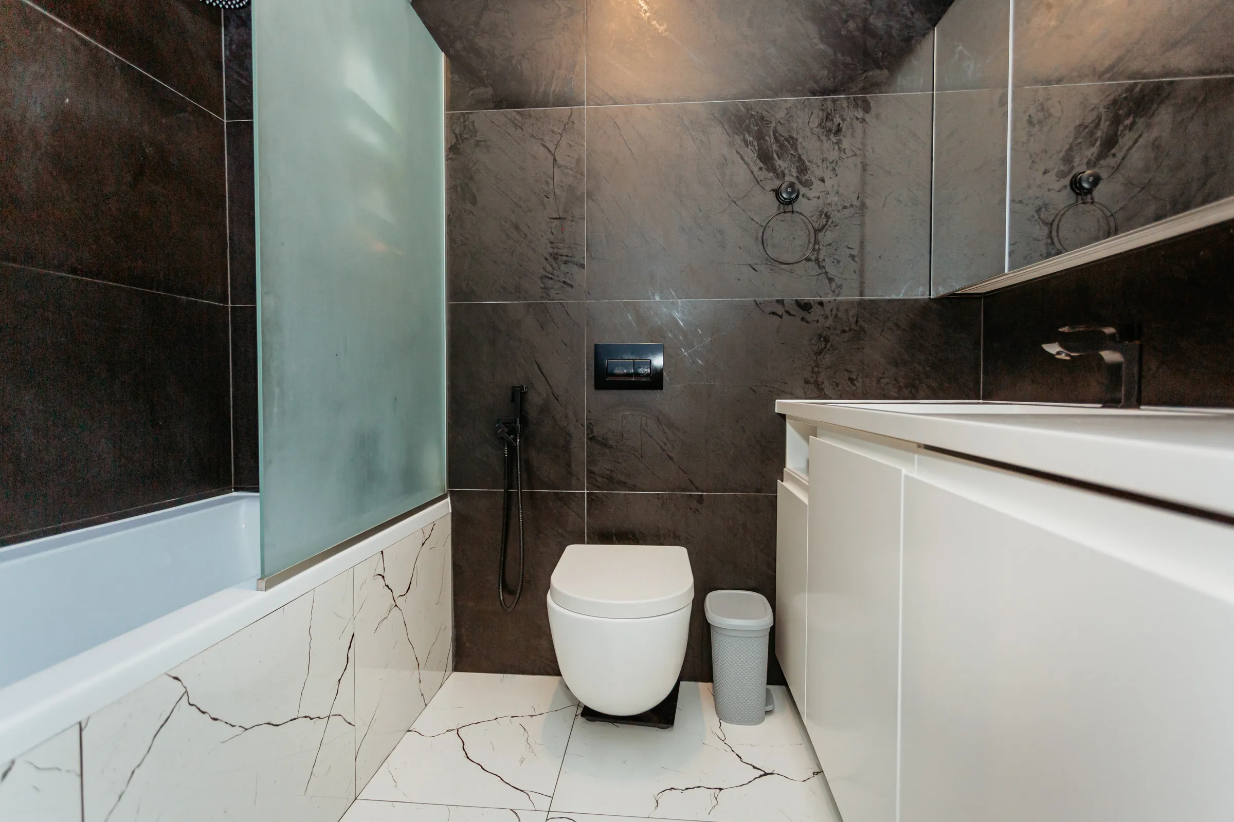 Ialoveni, Centru str. Alexandru cel Bun 8
